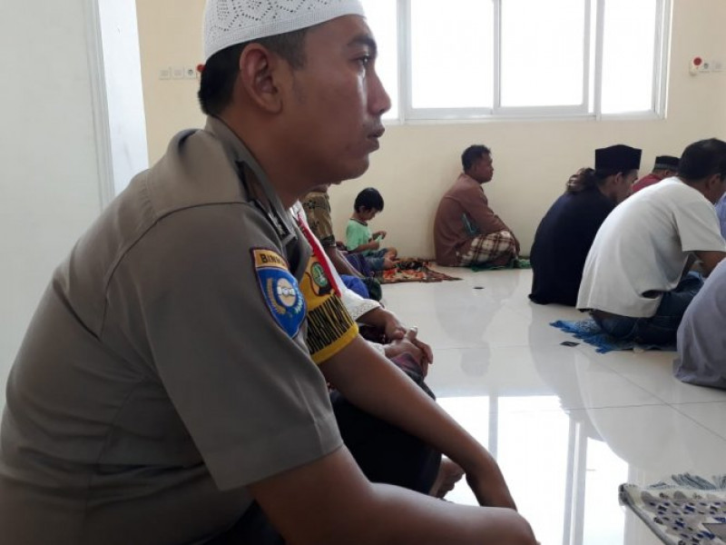 IMG-tingkatkan-keimanan-dan-ketaqwaan-bripka-basir-laksanakan-sholat-jumat