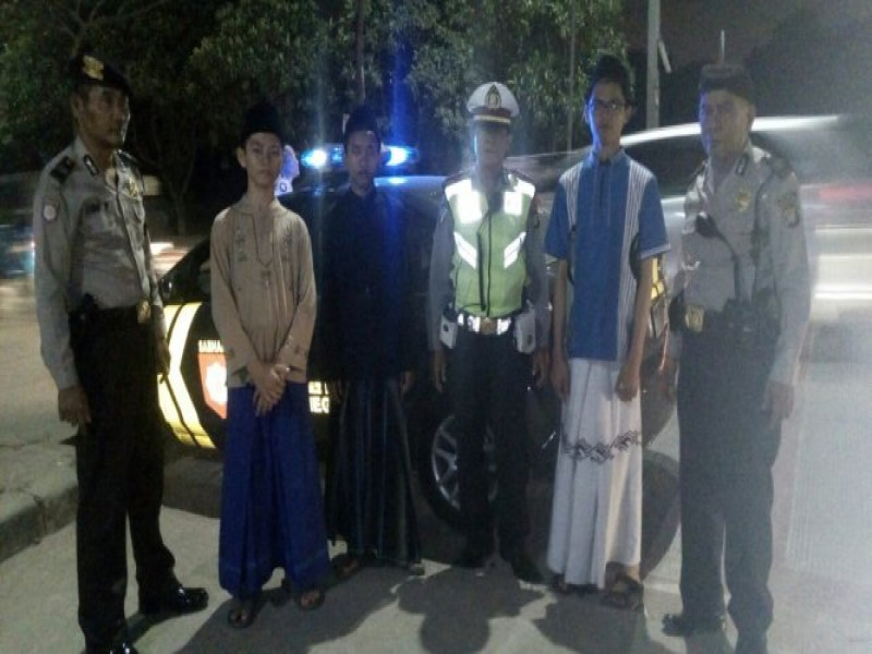 IMG-kanit-lantas-polsek-neglasari-sambangi-pondok-pesantren-daarul-ulum-pada-malam-hari