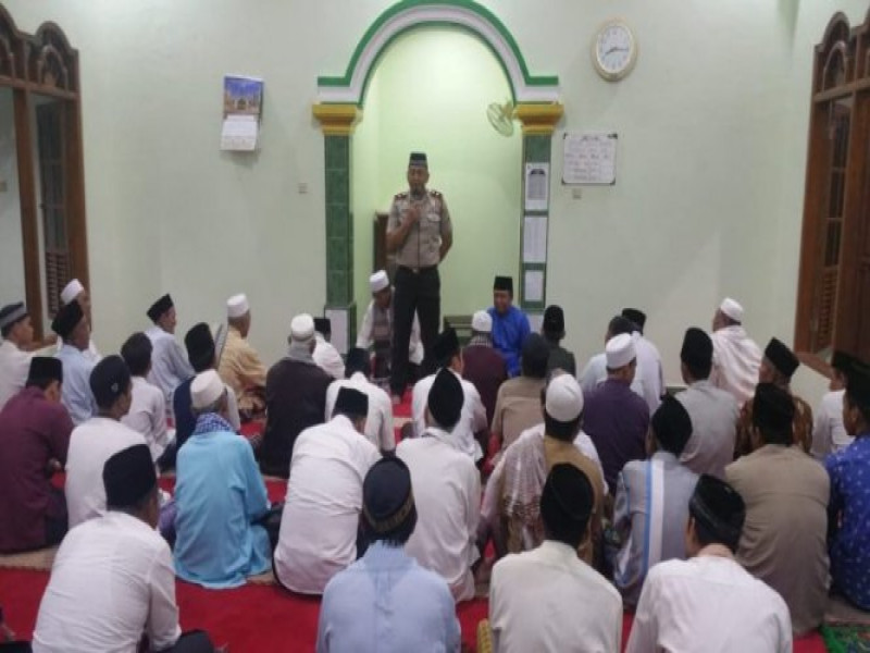 IMG-kapolsek-cipondoh-terawih-keliling-salah-satu-media-membangun-kemitraan-dan-sebagai-ajang-membangun-ukhuwah