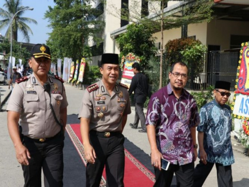 IMG-kapolsek-cipondoh-kompol-h-sutrisno-dampingi-kapolres-tangerang-kota-hadiri-undangan-tasyakuran-launcing-e-money-di-ponpes-darul-quran