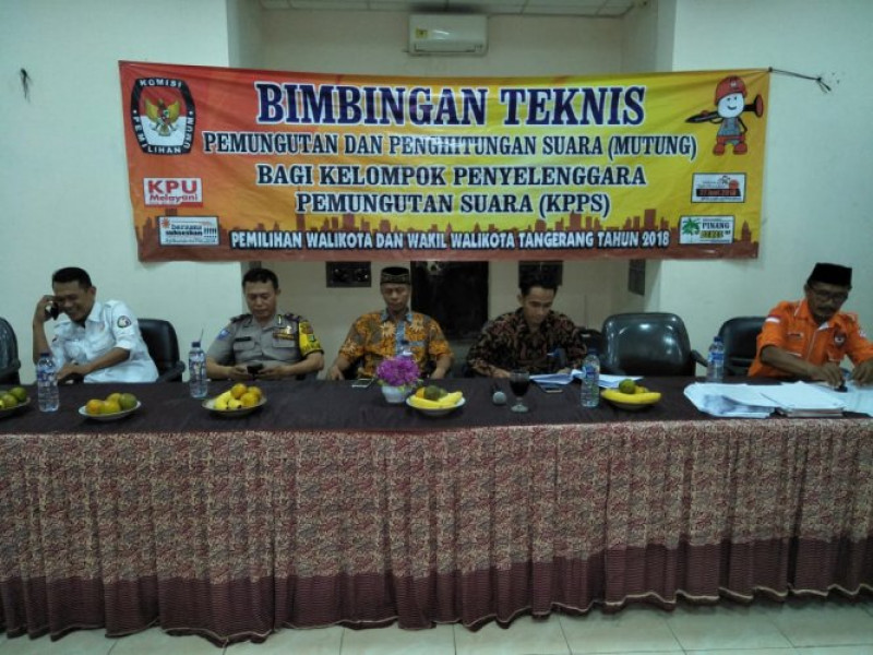 IMG-saat-pelantikan-kpps-bhabinkamtibmas-polsek-cipondoh-ajak-jaga-keamanan-lingkungan