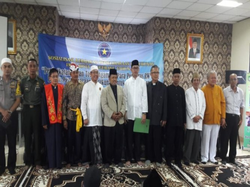 IMG-hadiri-sosialisasi-pemeliharaan-kerukunan-bhabinkamtibmas-polsek-cipondoh-imbau-jangan-mudah-terhasut-berita