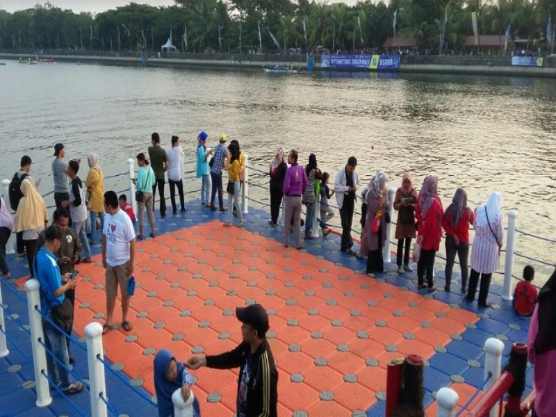 IMG-panggung-apung-jadi-spot-foto-pengunjung-festival-cisadane-2018