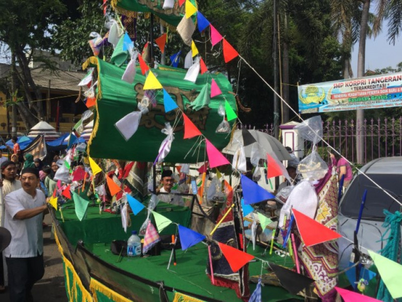 IMG-warga-tangerang-ngarak-perahu-keliling-kampung