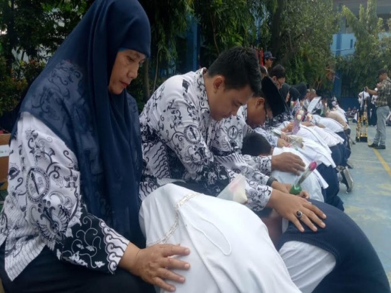 IMG-ratusan-siswa-di-kota-tangerang-sungkem-di-hadapan-para-guru