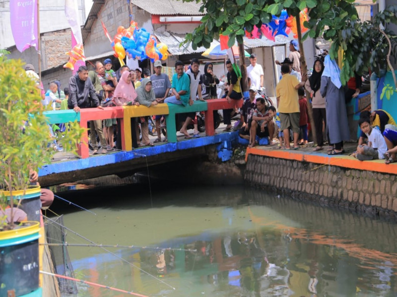 IMG-mancing-bersama-bukti-perdulinya-masyarakat-untuk-tidak-membuang-sampah-di-kali