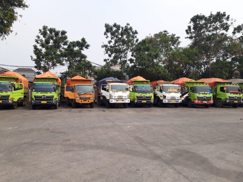 IMG-tidak-patuh-aturan-puluhan-truk-dikandangkan