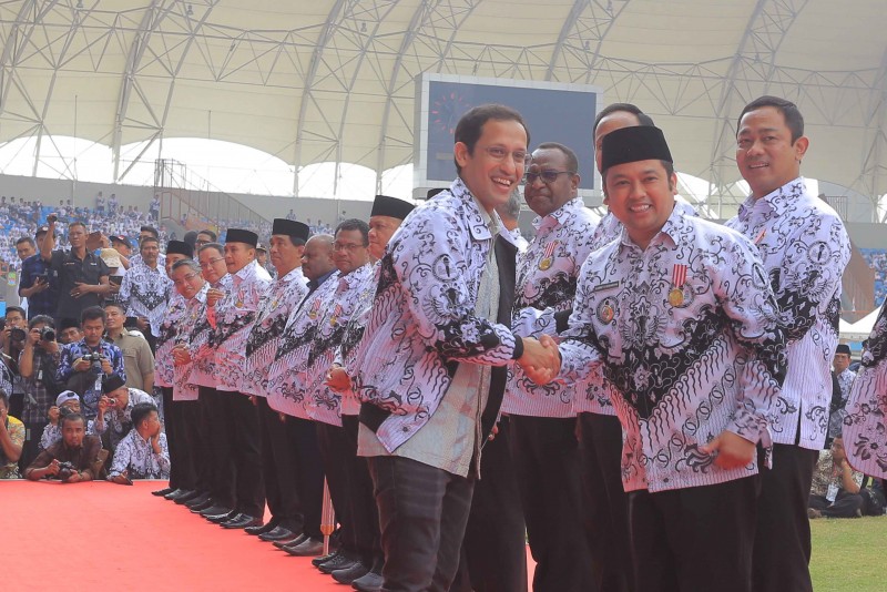 IMG-wali-kota-tangerang-menerima-anugerah-dwija-praja-nugraha