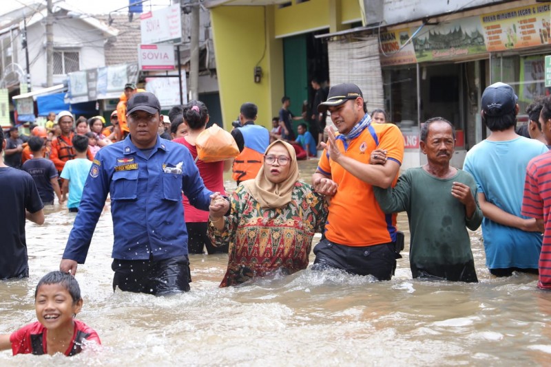 IMG-tangani-banjir-pemkot-kerahkan-1031-personil