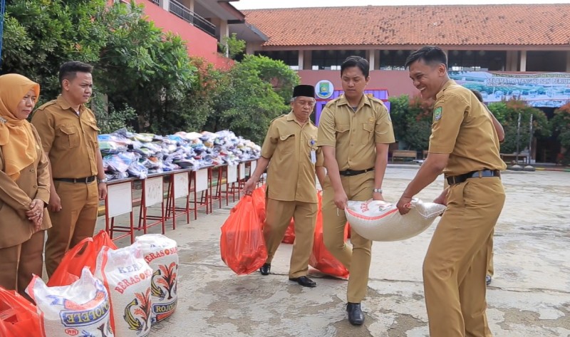 IMG-bantuan-pada-siswa-dan-guru-terdampak-banjir-di-periuk