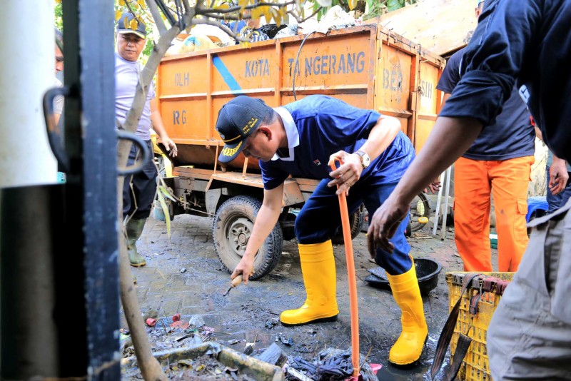 IMG-banjir-surut-sekda-ikut-kerja-bakti-bersihkan-sampah-bersama-warga