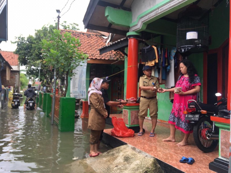 IMG-distribusikan-makanan-ke-rumah-rumah-korban-banjir