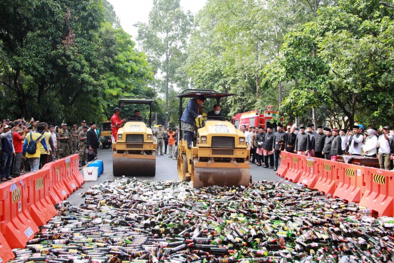 IMG-peringati-hari-ulang-tahun-pemkot-musnahkan-miras-hasil-penertiban