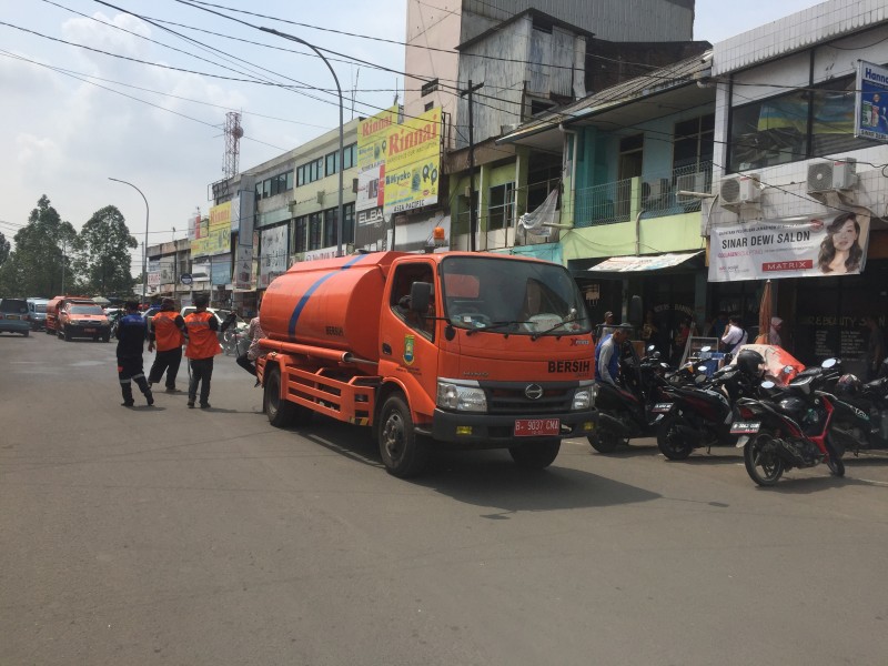 IMG-pasar-lama-dan-pasar-anyar-disemprot-disinfektan