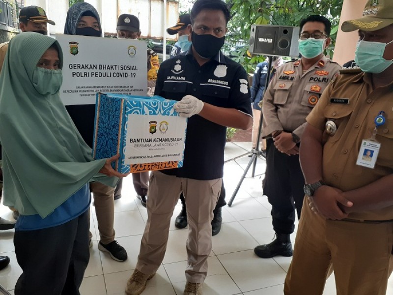 IMG-ditreskrimsus-polda-metro-jaya-bagi-paket-sembako-di-pinang