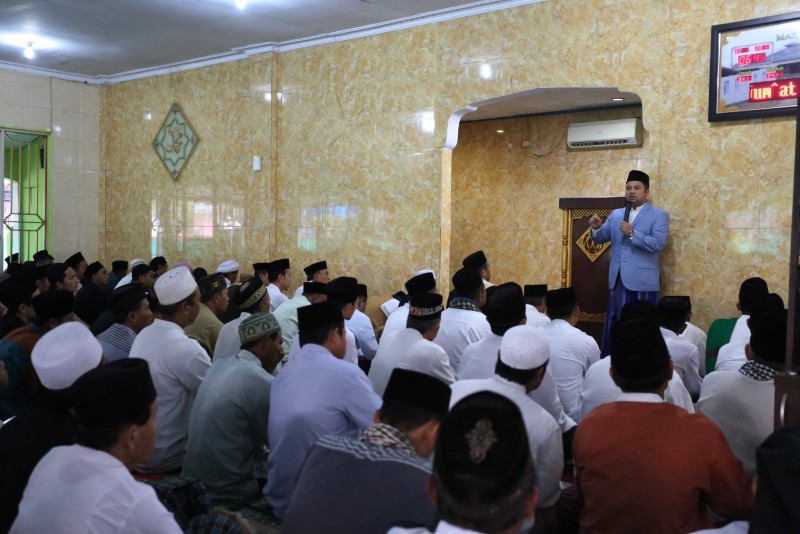 IMG-wali-kota-sholat-idul-adha-bareng-warga-neglasari