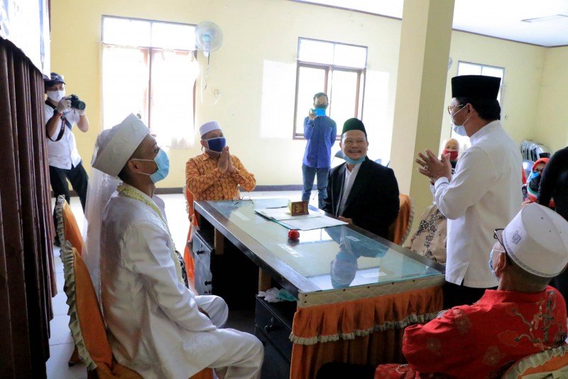 IMG-calon-pengantin-di-kua-kecamatan-pinang-patuhi-protokol-kesehatan