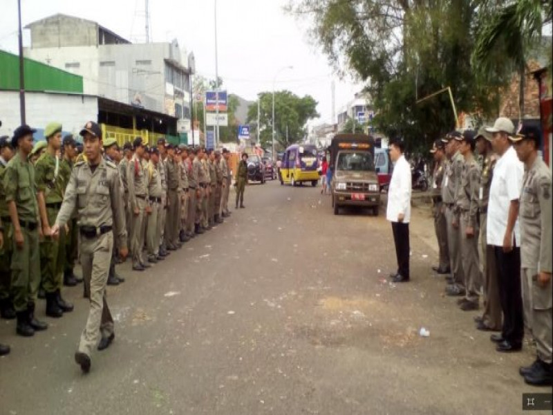 IMG-aparat-gabungan-kembali-tertibkan-pkl-pasar-anyar