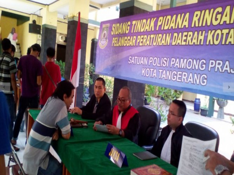 IMG-pkl-sedang-sidang-tipiring-di-kantor-satpol-pp-kota-tangerang