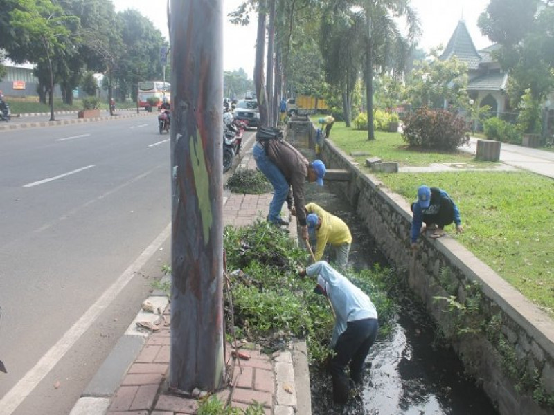 IMG-saluran-drainase-jalan-sudirman-dibersihkan