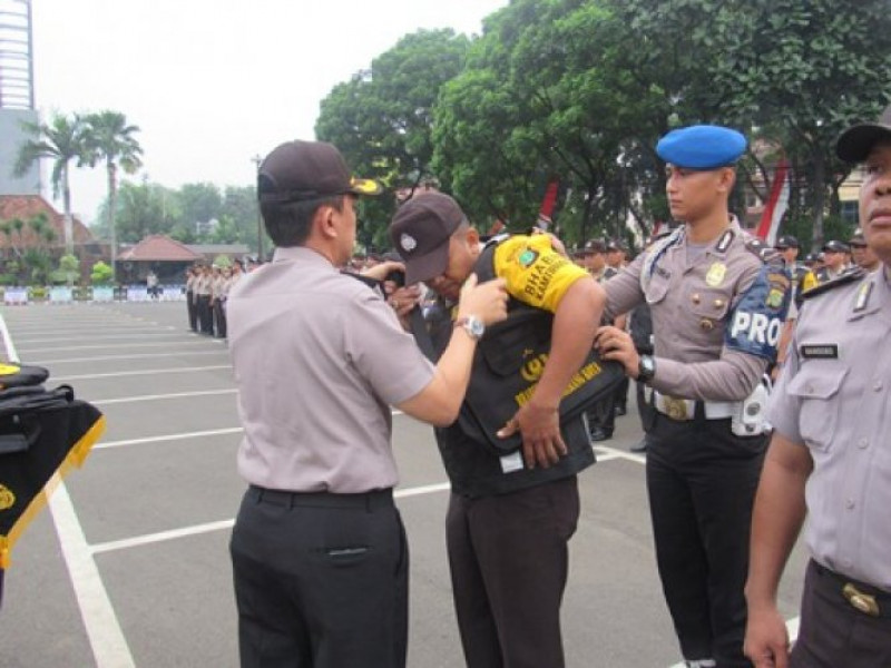 IMG-polres-metro-tangerang-kota-selenggarakan-apel-penyerahan-rompi-bhabinkamtibmas