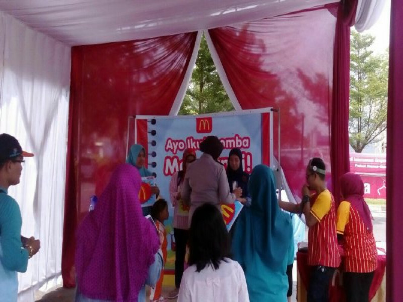 IMG-kanit-binmas-polsek-benda-tangerang-kota-hibur-anak-paud-yang-sedang-lomba-gambar-agar-lebih-mengenal-polisi