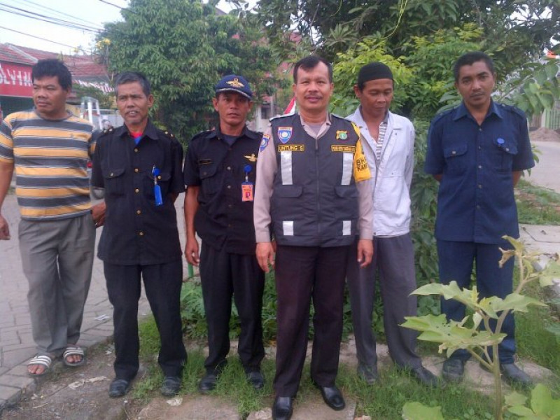 IMG-bhabinkamtibmas-polsek-cipondoh-tangerang-kota-kawal-pelaksanaan-pembuatan-e-ktp