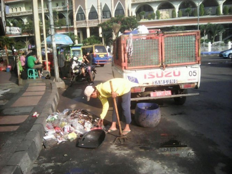 IMG-dkp-tegaskan-larangan-buang-sampah-di-trotoar-badan-jalan