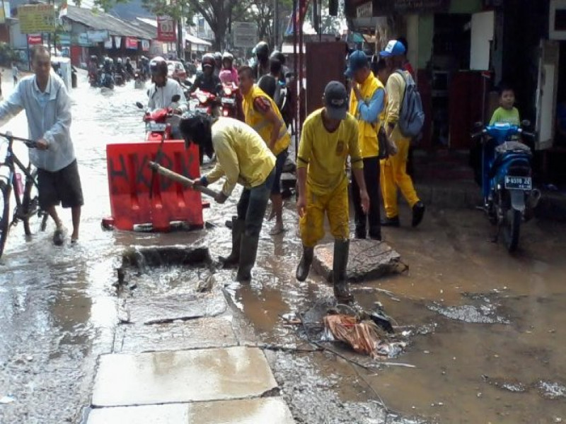 IMG-lancarkan-saluran-air-petugas-bongkar-saluran-drainase