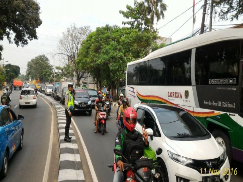 IMG-giat-rutin-pengaturan-lalu-lintas-di-jalan-khhasyim-ashari-cipondoh-kota-tangerang