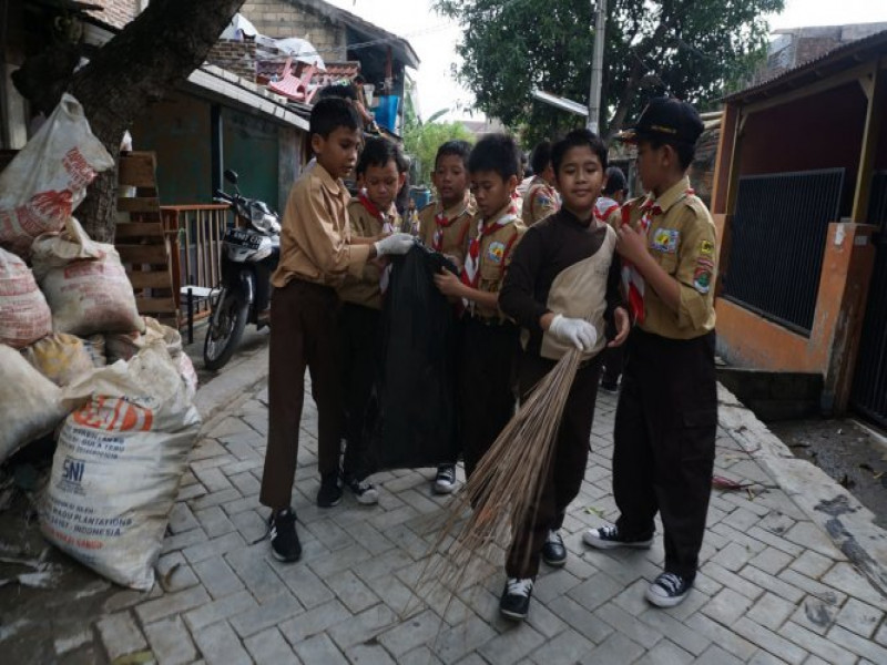 IMG-pasca-banjir-pelajar-pramuka-sit-cordova-bantu-warga-bersih-bersih