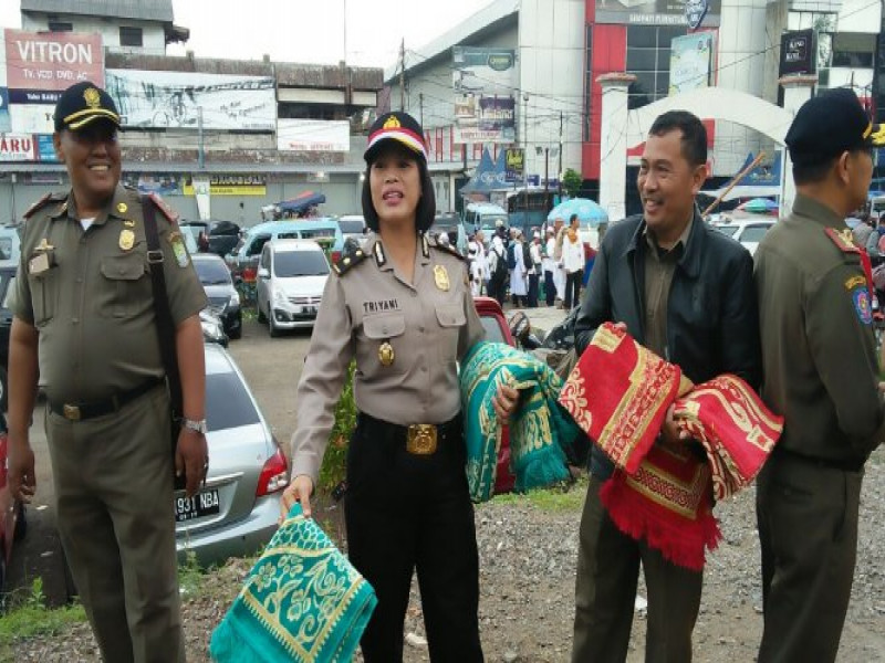 IMG-polwan-polres-metro-tangerang-kota-bagikan-snack-dan-sajadah-kepada-massa-aksi-damai-2-desember-2016