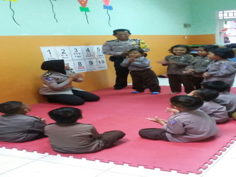 IMG-polwan-rangkul-anak-anak-pendidikan-usia-dini