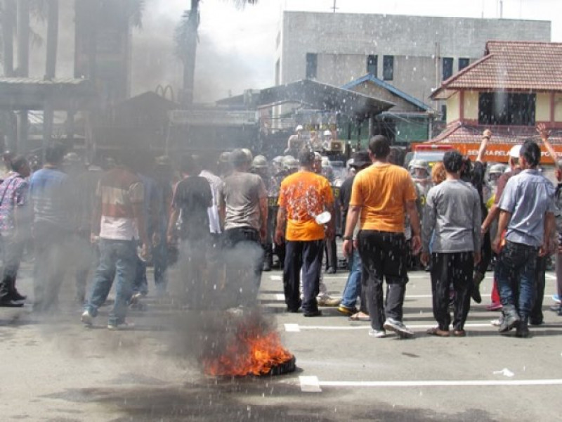 IMG-massa-pengunjuk-rasa-bentrok-dengan-polisi-restro-tangerang-kota