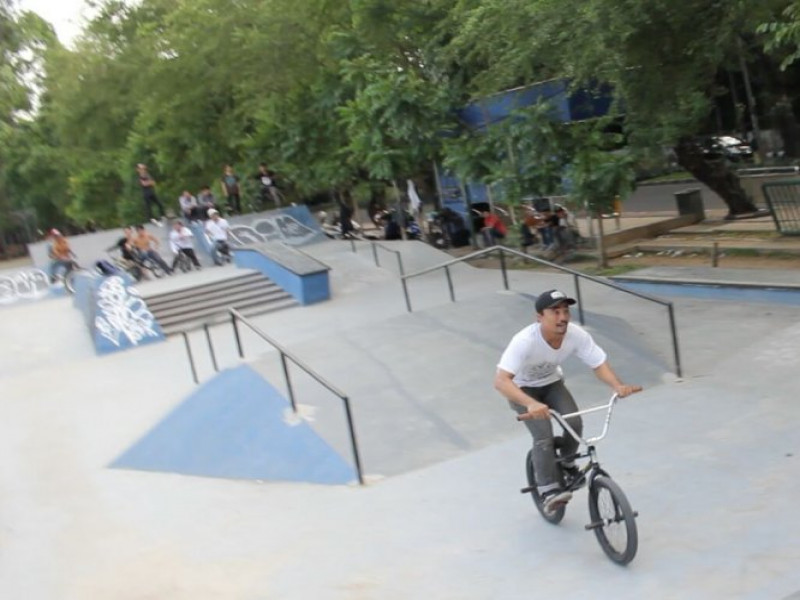 IMG-meluncur-dan-melompat-gaya-anak-bmx-di-taman-skatepark