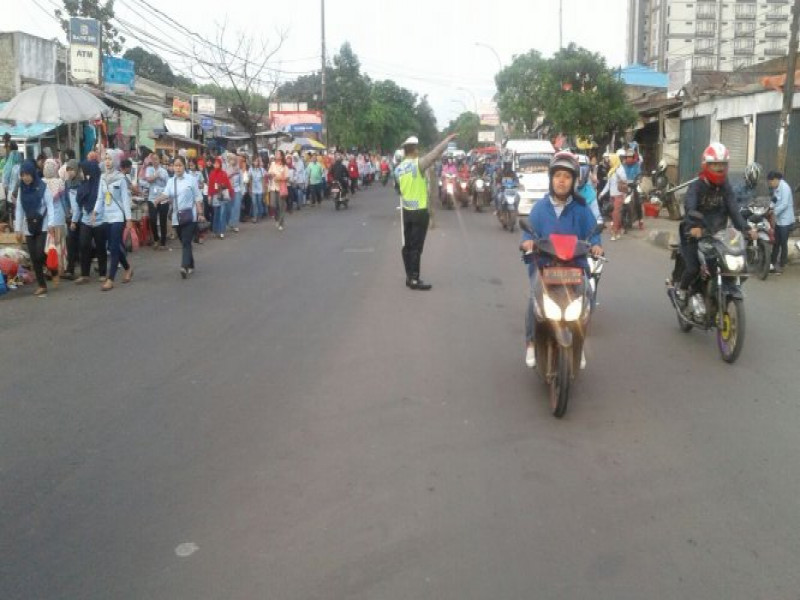 IMG-pelayanan-prima-pengaturan-lalu-lintas-pagi-di-jalan-mtoha-tepatnya-ptpanarub-industry-kota-tangerang