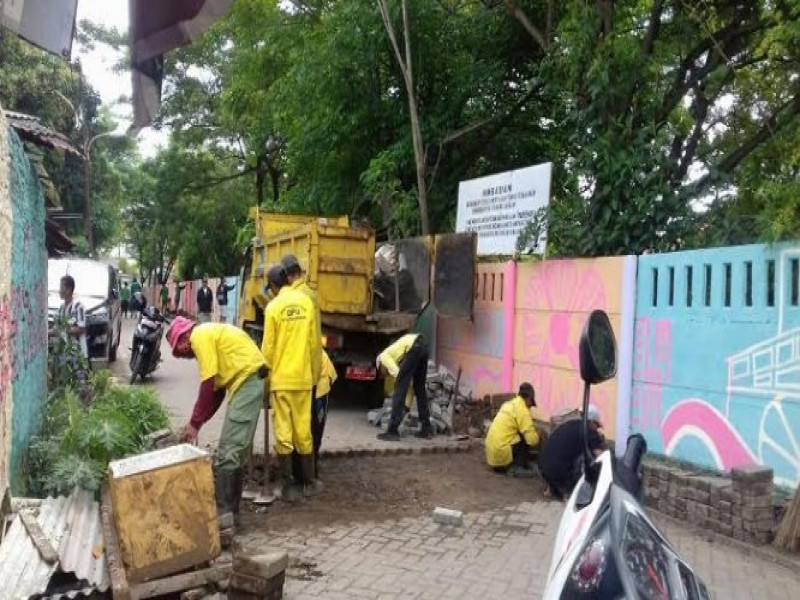 IMG-jaga-kebersihan-lingkungan-lewat-gotong-royong-dan-pembutan-mural