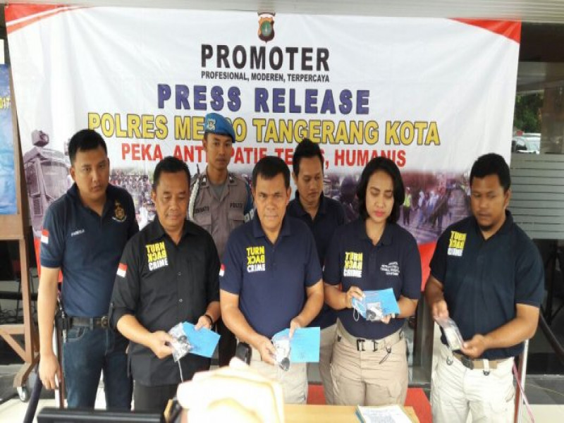 IMG-anggota-polres-metro-tangerang-kota-mengamankan-seorang-wanita-penipu