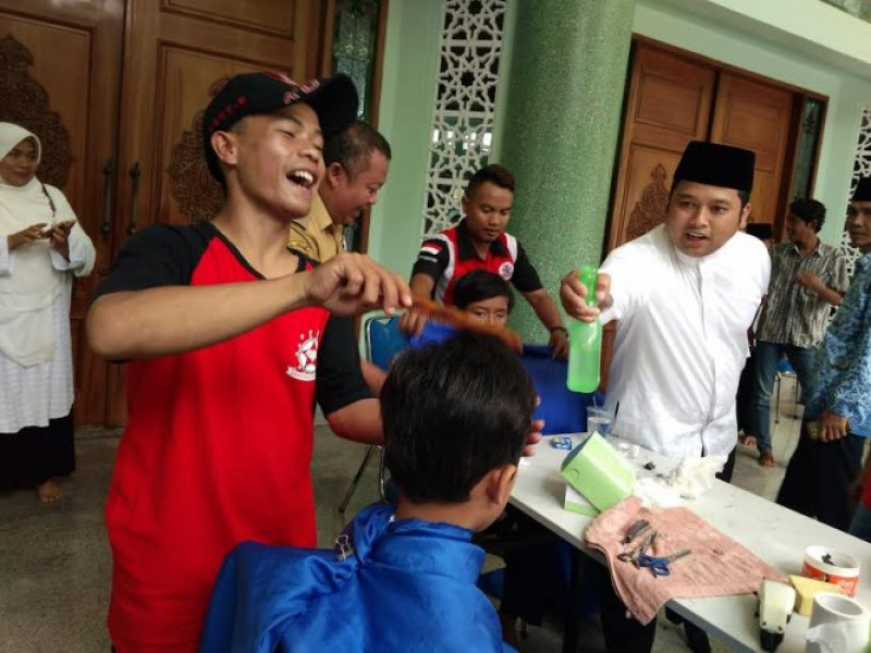 IMG-ratusan-anak-yatim-dan-piatu-ikuti-cukur-rambut-gratis