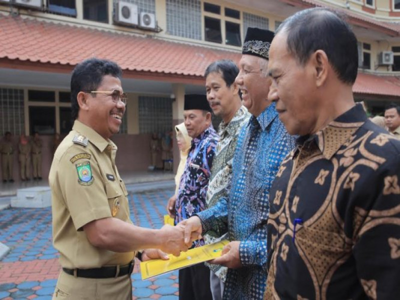 IMG-wakil-walikota-bagikan-sk-pensiun-dan-kenaikan-pangkat-pegawai