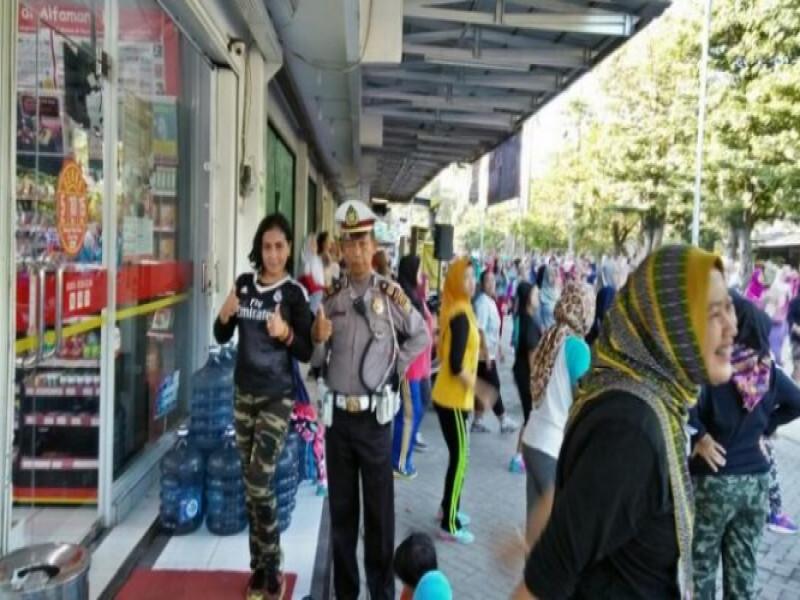 IMG-kanit-lantas-polsek-cipondoh-kawal-dan-amankan-car-free-day