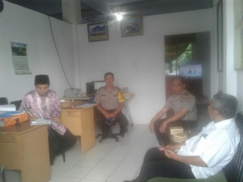 IMG-panit-binmas-polsek-cipondoh-lakukan-kunjungan-ke-sma-bersama-kadisdik-provinsi-banten