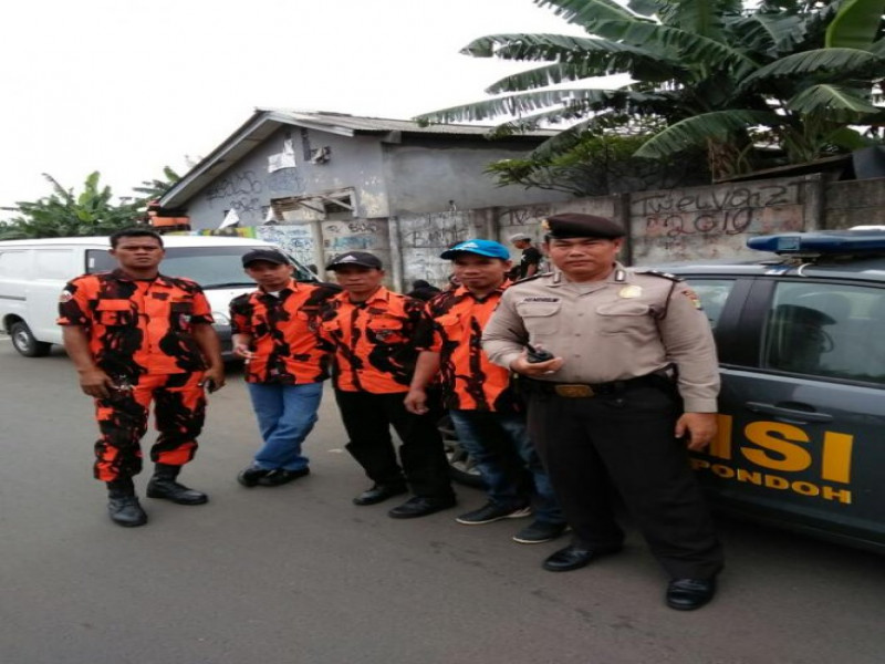 IMG-anggota-patroli-sabhara-polsek-cipondoh-atur-arus-lalu-lintas-di-pentas-seni