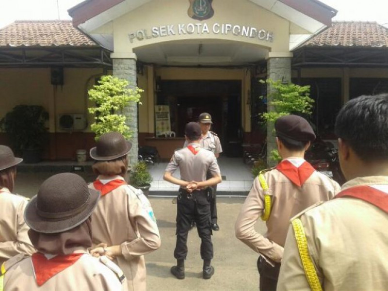 IMG-panit-binmas-polsek-cipondoh-membuka-kegiatan-kaderisasi-pramuka