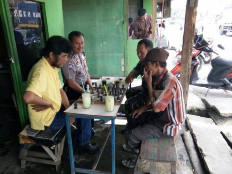 IMG-agen-bus-poharyanto-mendapatkan-himbauan-kamtibmas-dari-polsek-cipondoh
