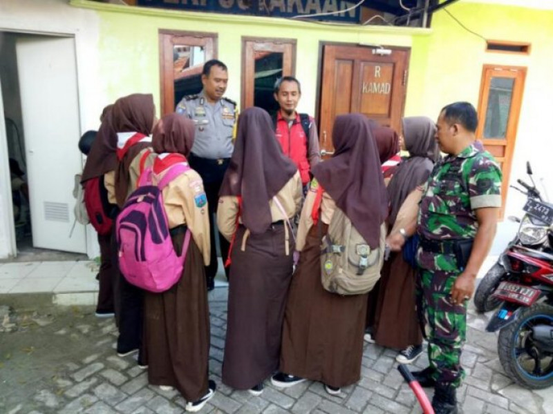 IMG-siswa-siswi-sma-mts-al-mubarok-di-berikan-pembinaan-oleh-anggota-polsek-cipondoh