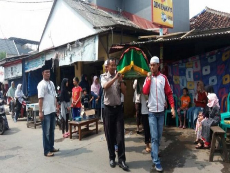 IMG-anggota-bhabinkamtibmas-polsek-cipondoh-hadiri-dan-melawat-warga-yang-meninggal-dunia