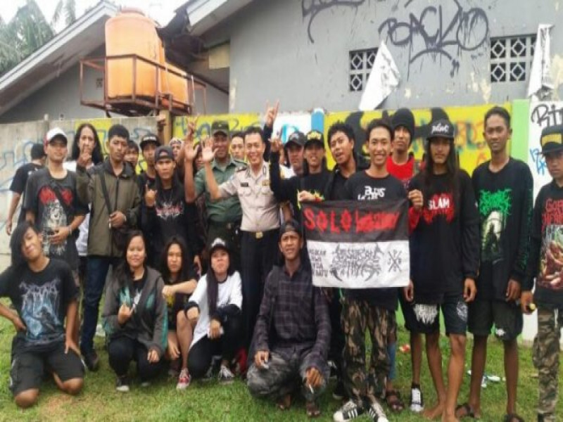 IMG-bhabinkamtibmas-polsek-cipondoh-amankan-pentas-musik-di-sudimara-pinang