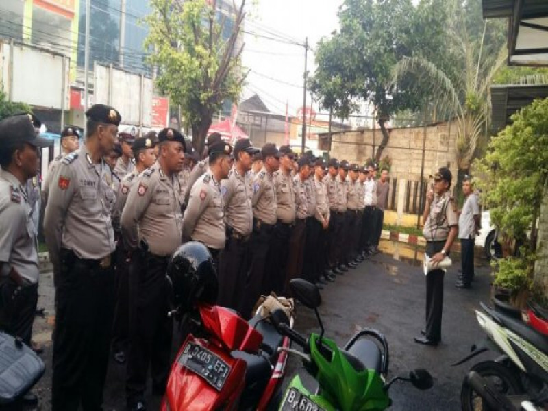 IMG-kapolsek-cipondoh-lakukan-apel-gelar-pasukan-persiapan-arahan-kapolri-dan-panglima-tni