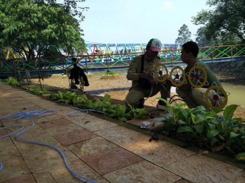 IMG-taman-hutan-kota-dilengkapi-ornamen-lampu-dekorasi